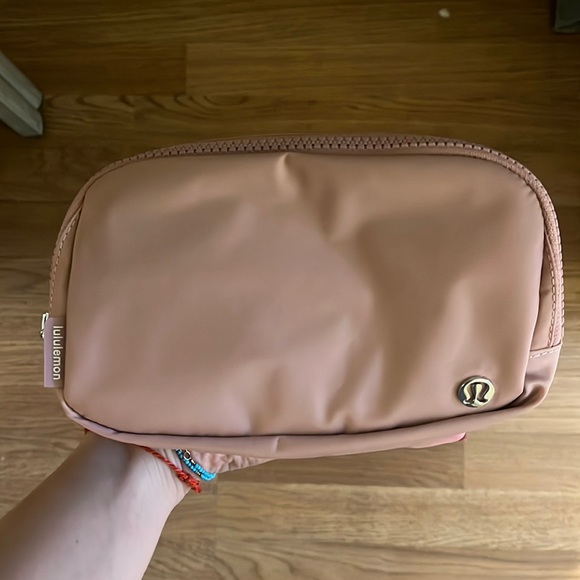 Lululemon everywhere  belt bag with extended strap pink  pastel new Fanny pack - Picture 3 of 5